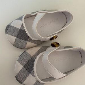 Burberry infant shoes